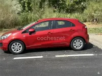 Usado Kia Rio 85 CV (62 kW) 2014 Rojo Berlina