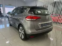 Usado Renault Scénic Zen 130 CV (95 kW) 2018 Gris / plata Monovolumen