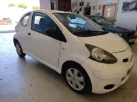Usado Toyota Aygo Connect Style 68 CV (50 kW) 2011 Blanco Utilitario