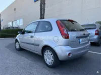 Usado Ford Fiesta 68 CV (50 kW) 2005 Gris / plata Utilitario