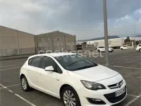Usado Opel Astra Selective 110 CV (80 kW) 2013 Blanco Berlina