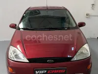 Usado Ford Focus Trend 90 CV (66 kW) 2001 Granate Berlina