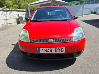Usado Ford Fiesta Ambiente 70 CV (51 kW) 2002 Rojo Utilitario