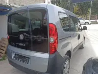 Usado Fiat Doblò Dynamic 90 CV (66 kW) 2012 Gris / plata Monovolumen
