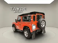 Usado Land Rover Defender SE 122 CV (89 kW) 2009 Naranja y negro Familiar