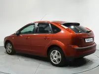 Usado Ford Focus Trend 116 CV (85 kW) 2006 Granate Berlina