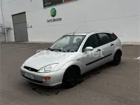 Usado Ford Focus Ambiente 100 CV (73 kW) 2000 Gris / plata Berlina