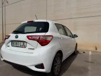 Usado Toyota Yaris Hybrid Active 100 CV (73 kW) 2020 Blanco Berlina