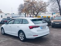 Usado Skoda Octavia 110 CV (80 kW) 2021 Blanco Familiar