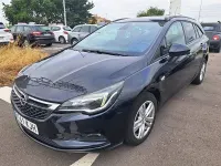 Usado Opel Astra Business 110 CV (80 kW) 2018 Negro Familiar