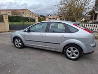 Usado Ford Focus Trend 109 CV (80 kW) 2005 Gris / plata Berlina