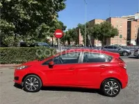 Usado Ford Fiesta Trend 60 CV (44 kW) 2015 Rojo Utilitario