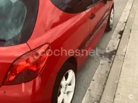Usado Peugeot 207 70 CV (51 kW) 2007 Rojo Berlina