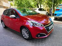 Usado Peugeot 208 Style 82 CV (60 kW) 2017 Granate Utilitario