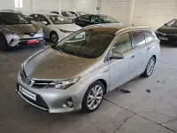 Usado Toyota Auris Hybrid Advance 136 CV (100 kW) 2014 Gris / plata Familiar