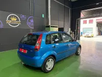 Usado Ford Fiesta Ghia 68 CV (50 kW) 2005 Azul Utilitario