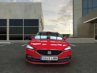 Usado Seat Leon Style 150 CV (110 kW) 2021 Granate Familiar