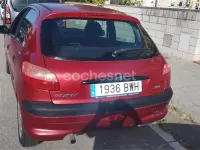 Usado Peugeot 206 75 CV (55 kW) 2002 Rojo Berlina