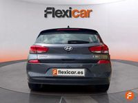Usado Hyundai i30 120 CV (88 kW) 2019 Gris Berlina