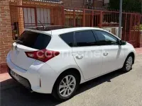 Usado Toyota Auris Active 132 CV (97 kW) 2013 Blanco Berlina