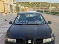 Usado Seat Leon 90 CV (66 kW) 2003 Negro Utilitario
