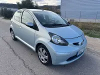 Usado Toyota Aygo 54 CV (39 kW) 2006 Azul Utilitario
