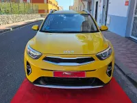 Usado Kia Stonic 100 CV (73 kW) 2022 Amarillo SUV