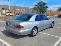Usado Mercedes E220 Classic 143 CV (105 kW) 2001 Gris / plata Berlina