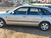 Usado Mazda 323F 115 CV (84 kW) 2000 Beige Berlina