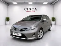 Usado Toyota Auris Hybrid Advance 136 CV (100 kW) 2015 Gris / plata Berlina