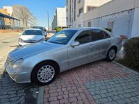 Usado Mercedes E320 Avantgarde 204 CV (150 kW) 2004 Gris / plata Berlina