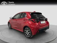 Usado Toyota Yaris Hybrid Plus 116 CV (85 kW) 2022 Rojo emocion Berlina