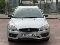 Usado Ford Focus Trend 90 CV (66 kW) 2005 Gris / plata Berlina
