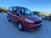Usado Ford Tourneo Courier Trend 95 CV (69 kW) 2016 Granate Monovolumen