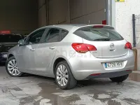 Usado Opel Astra Enjoy 115 CV (84 kW) 2011 Gris / plata Berlina