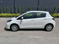 Usado Toyota Yaris Hybrid Active 100 CV (73 kW) 2013 Blanco Berlina