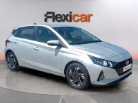 Usado Hyundai i20 101 CV (74 kW) 2023 Gris Utilitario