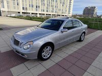 Usado Mercedes E220 Avantgarde 150 CV (110 kW) 2003 Gris / plata Berlina