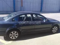 Usado VW Passat Comfortline 110 CV (80 kW) 2000 Azul Familiar