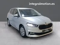 Usado Skoda Fabia Selection 95 CV (69 kW) 2025 Gris Utilitario