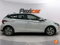 Usado Hyundai i20 100 CV (73 kW) 2024 Gris Utilitario