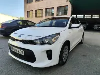 Usado Kia Rio Plus 84 CV (61 kW) 2018 Blanco Berlina