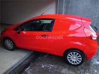 Usado Ford Fiesta Trend 75 CV (55 kW) 2014 Rojo Utilitario