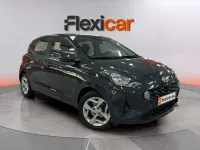 Usado Hyundai i10 67 CV (49 kW) 2023 Gris Utilitario
