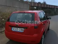 Usado Ford Fiesta Ghia 80 CV (58 kW) 2002 Rojo Utilitario