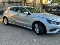 Usado Mercedes A180 Style 109 CV (80 kW) 2015 Gris Utilitario