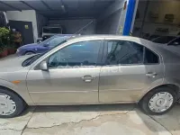 Usado Ford Mondeo Trend 115 CV (84 kW) 2003 Marrón Berlina