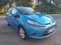 Usado Ford Fiesta Trend 82 CV (60 kW) 2010 Azul Berlina
