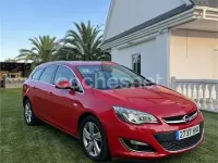 Usado Opel Astra Sportive 165 CV (121 kW) 2014 Rojo Familiar