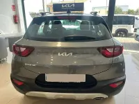 Usado Kia Stonic 100 CV (73 kW) 2025 Gris / plata SUV